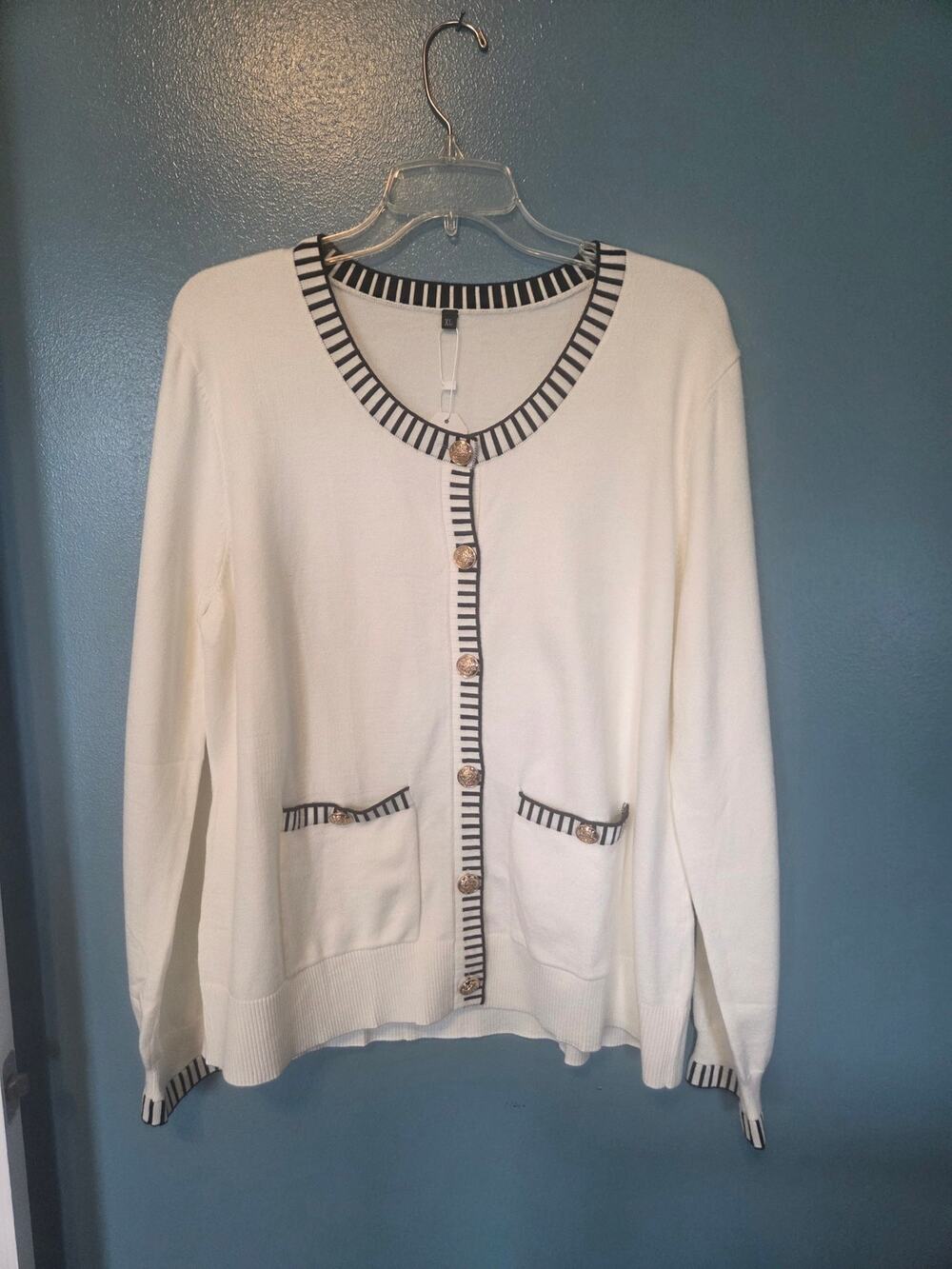 Women's Saukole Sweater  White and Black. Size XL